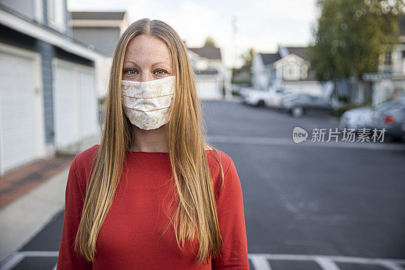 一个戴着面具的年轻女子的肖像