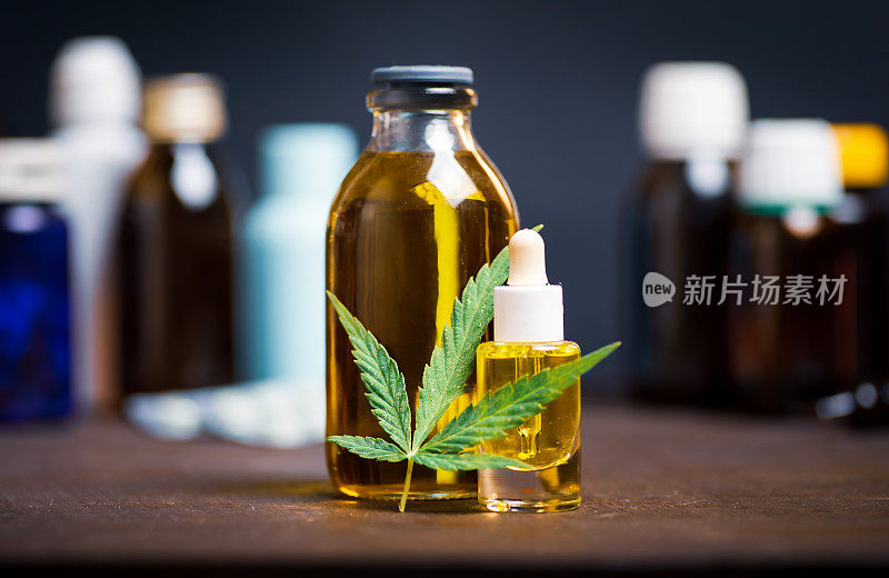 大麻药油装在一个小瓶子里