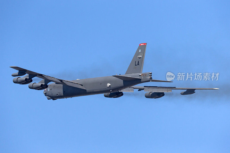 美国空军(USAF)波音B-52H从阿瓦隆机场起飞。