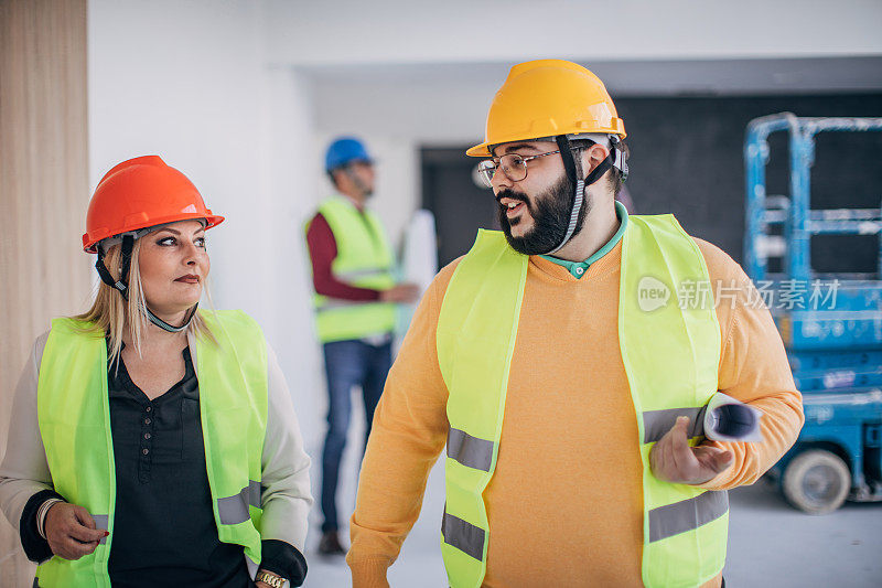 建筑工地的工程师和建筑师