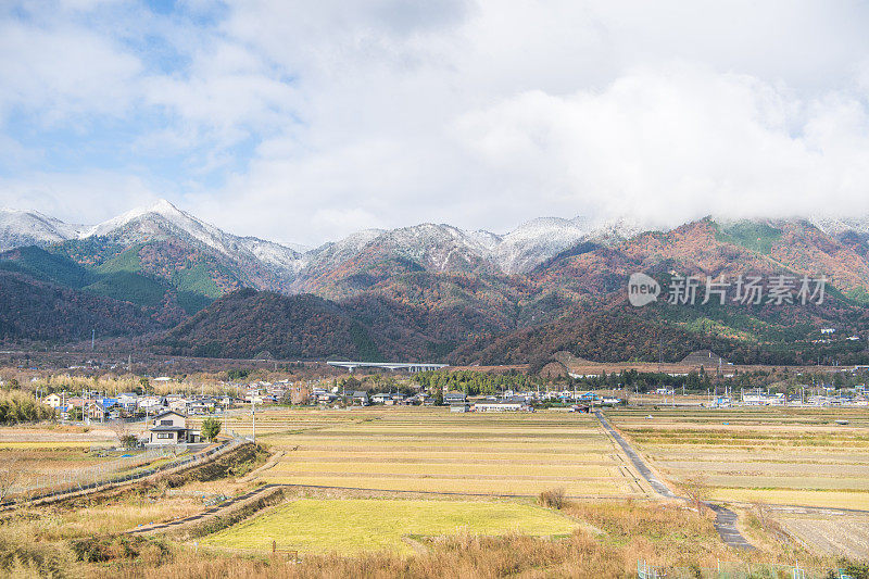 在日本京都的火车站，从火车到乡村。对于游客来说，火车是环游日本的一种非常方便的方式。