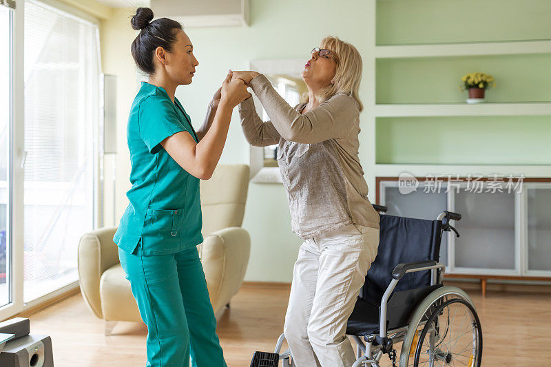 女性保健工作者正在对一名身体残疾的老年妇女进行家访。