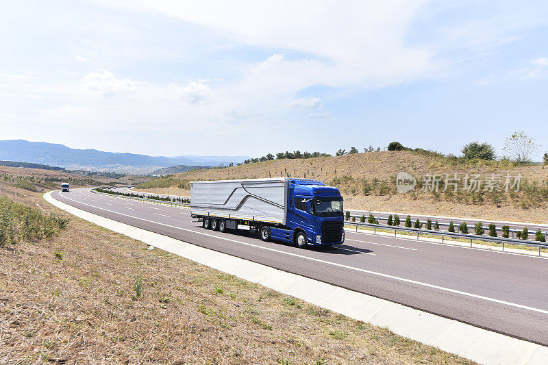 城际公路上的卡车