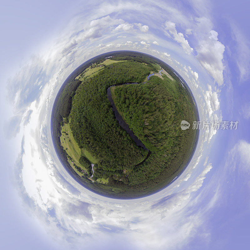 有一条蜿蜒的小河的乡村景观(360度全景)