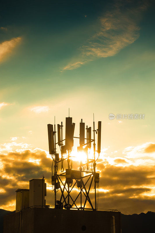 日落时的5G移动电话基站塔