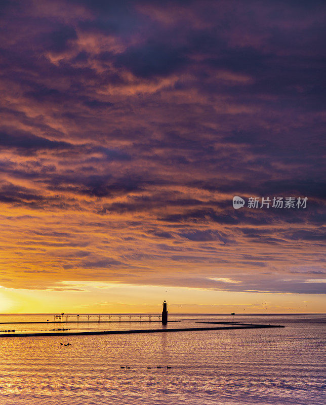 令人惊叹的天空，宁静的海港和灯塔。