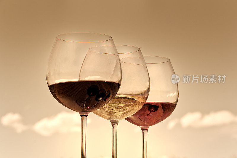 红色，rosé和白葡萄酒在日落。