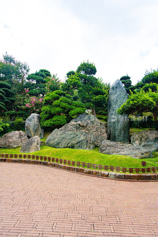 智莲庵是位于香港九龙钻石山的大型佛教寺院建筑群。