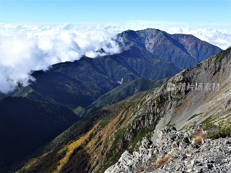 日本山梨县和长野的尖阁山