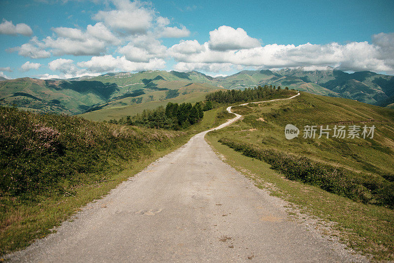 蜿蜒的山路在山区