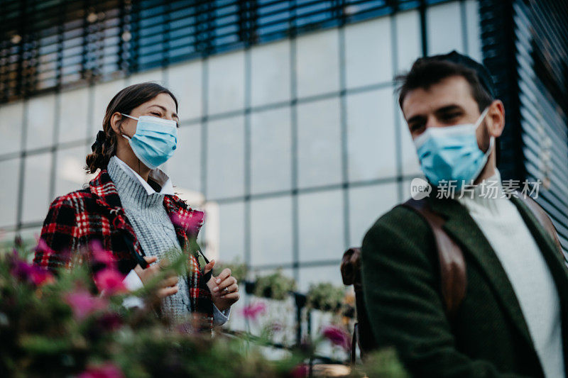 我们感觉很好，流行病不能阻止我们的情绪