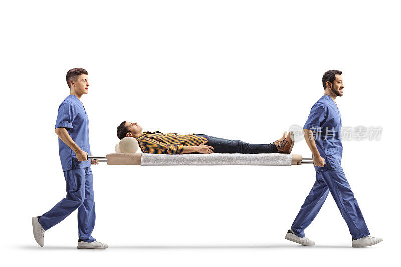 男性卫生工作者用担架抬着年轻男性病人