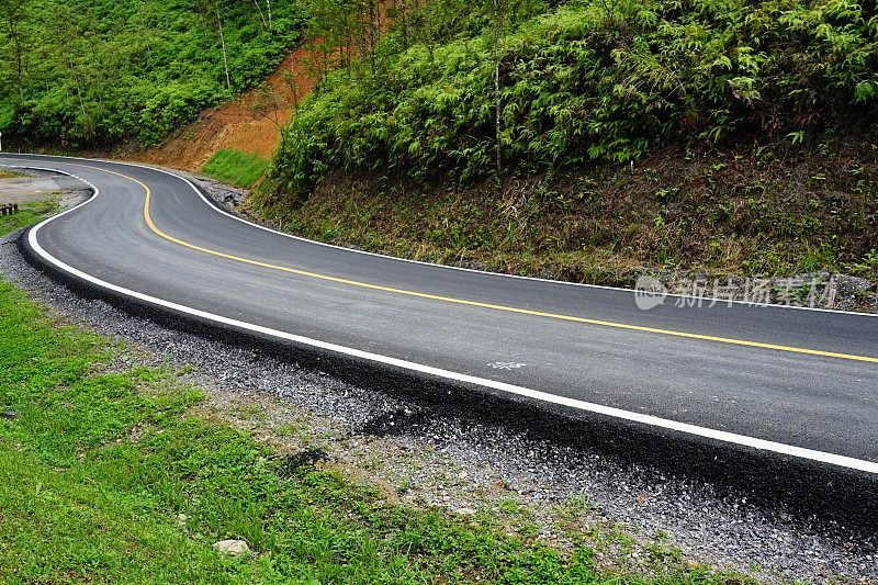 弯曲的道路。