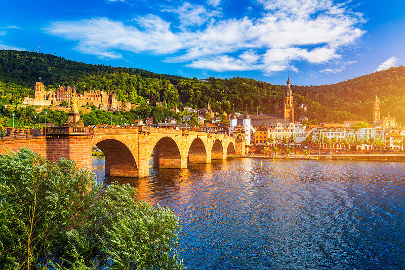 地标和美丽的海德堡镇内卡河，德国。海德堡镇拥有著名的卡尔·西奥多古桥和海德堡城堡，德国海德堡。