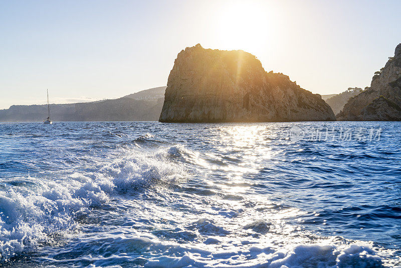 Descubridor岛日落从爪哇海，阿利坎特西班牙