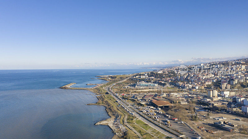 鸟瞰黑海海岸公路在一个晴朗的日子。