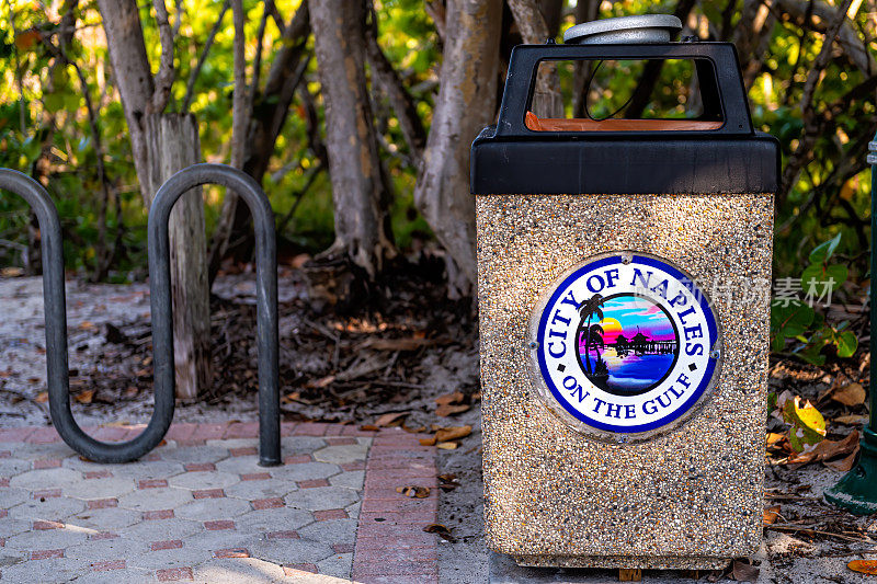 佛罗里达海岸的墨西哥海湾与城市文本标志的特写市中心的垃圾垃圾桶