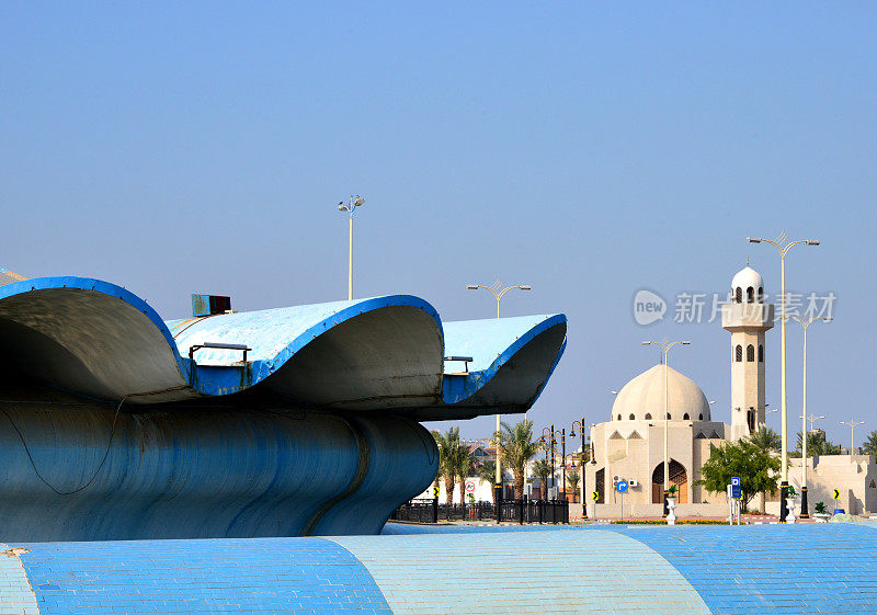 沙特阿拉伯东部省份达曼的壳牌环岛和滨海清真寺