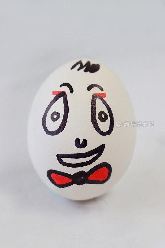 卡通脸画在煮鸡蛋上，表达友好和平易近人