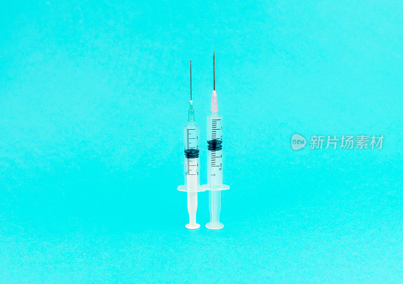 蓝色背景的医用注射器，疫苗概念