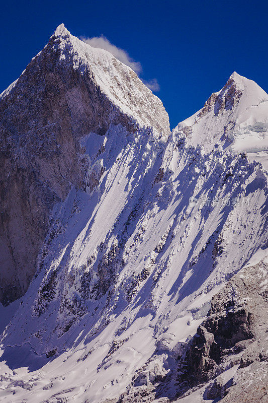 引人注目的山峰和冰川细节-白雪皑皑的布兰卡山脉-安第斯，秘鲁