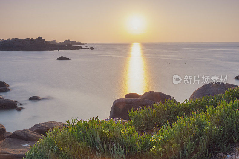 日落时分，在法国布列塔尼的粉红色花岗岩海岸，普洛马纳克海岸