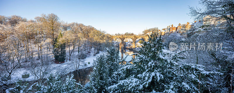 英国约克郡北部的Nidd河和铁路高架桥上的冬季雪景