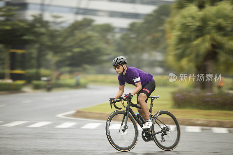 男子标准公路自行车比赛在平移照片