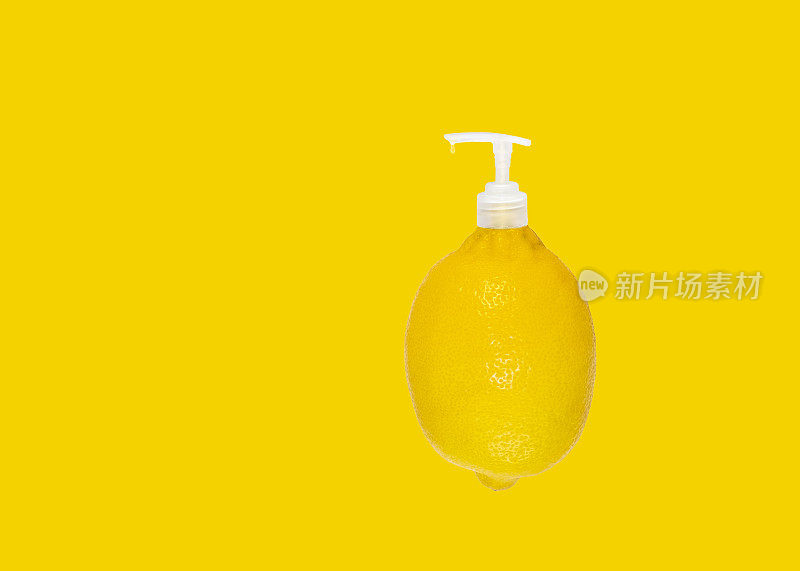 黄色成熟的柠檬与分配器，化妆品。皮肤护理的概念。复制空间，黄色背景。