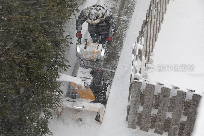 男子用吹雪机扫雪，鸟瞰图