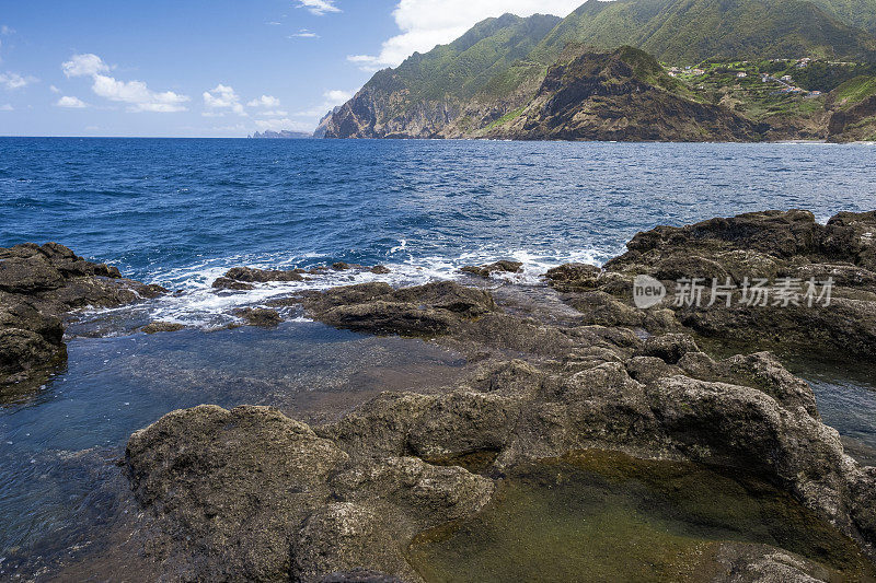 在马德拉岛的夏天海浪袭击了波尔图达克鲁兹海岸