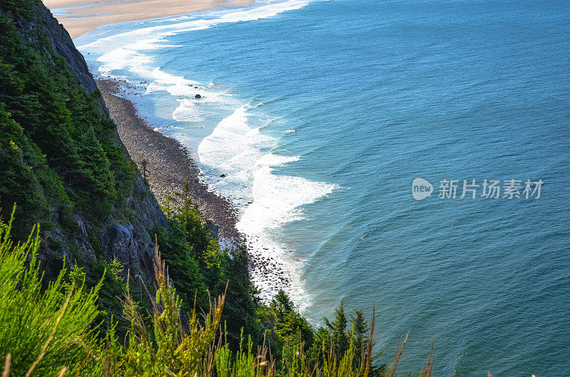 美丽的俄勒冈太平洋海岸悬崖与冲浪远低于