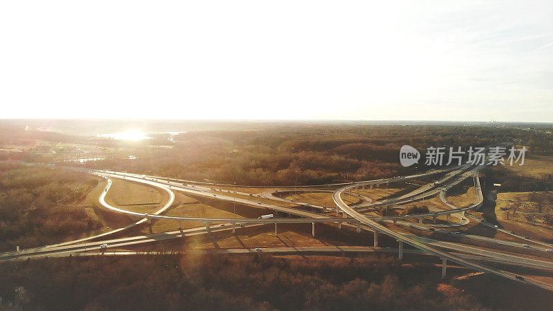 在美国中西部的斯普林菲尔德湖俯瞰空中立交桥交通视图，高速公路运输摄影系列
