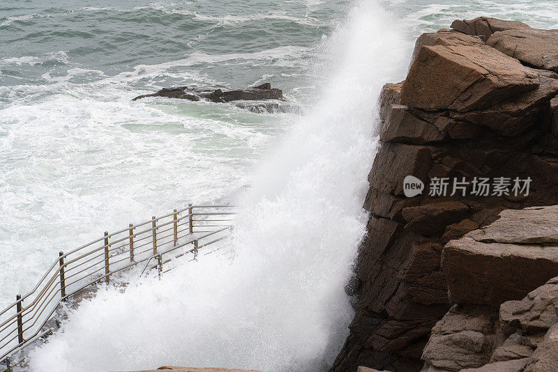 阿卡迪亚国家公园雷洞的海洋喷雾