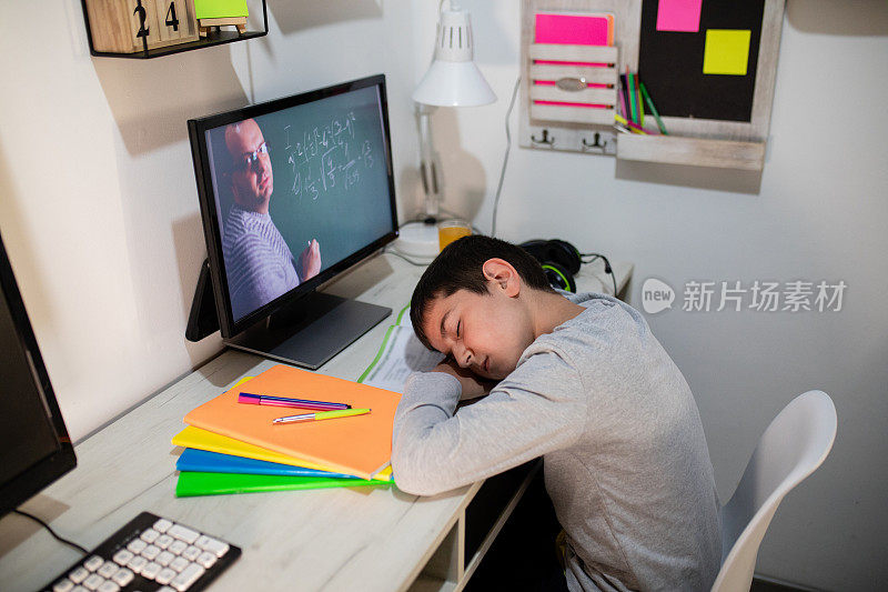 一个男孩在网上上课时睡觉