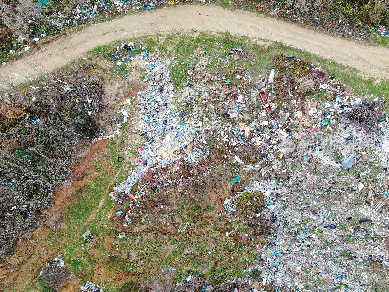 垃圾对自然环境的破坏。被污染的城市垃圾场。成堆的垃圾