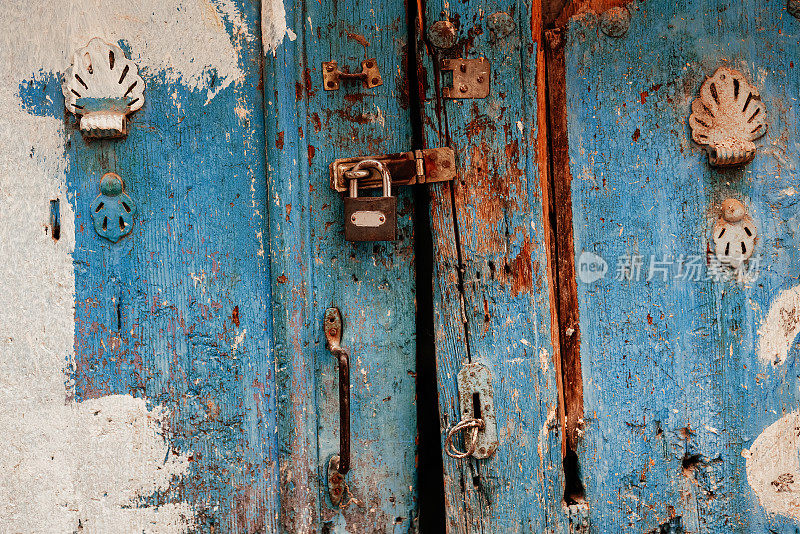 带锁的蓝色旧门