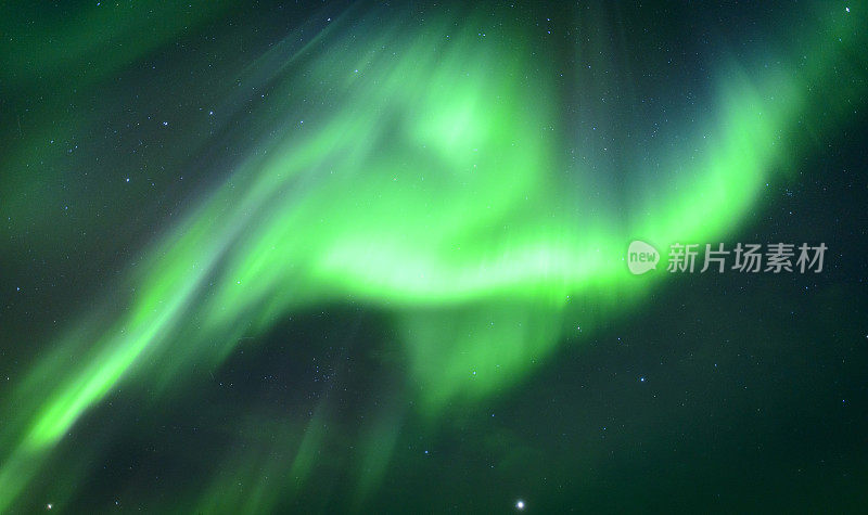 寒冷的冬夜，挪威罗浮敦群岛上空的北极光