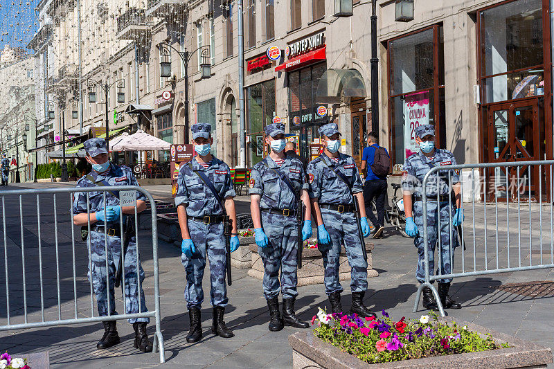 国民警卫队士兵封锁了莫斯科大街