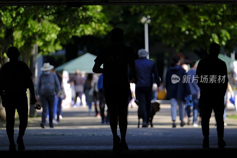 人们在一个阳光明媚的日子里走在街上