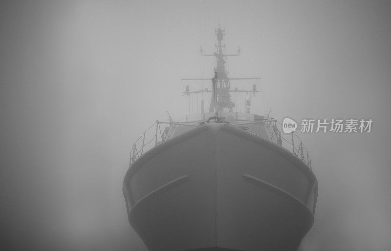 幽灵船。战舰在雾中或雾中作飞行的荷兰人。灰色的颜色。神秘的概念。海盗代码，命中注定的船只从海上升起，在海洋中散布恐怖传说。幽灵船注定
