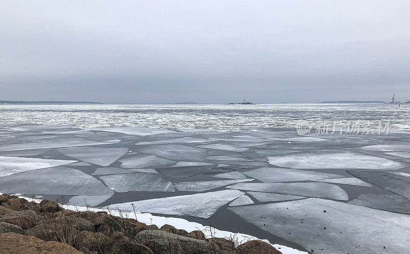 春天的海景，海上浮冰。在戈列索特线上有一个小岛。