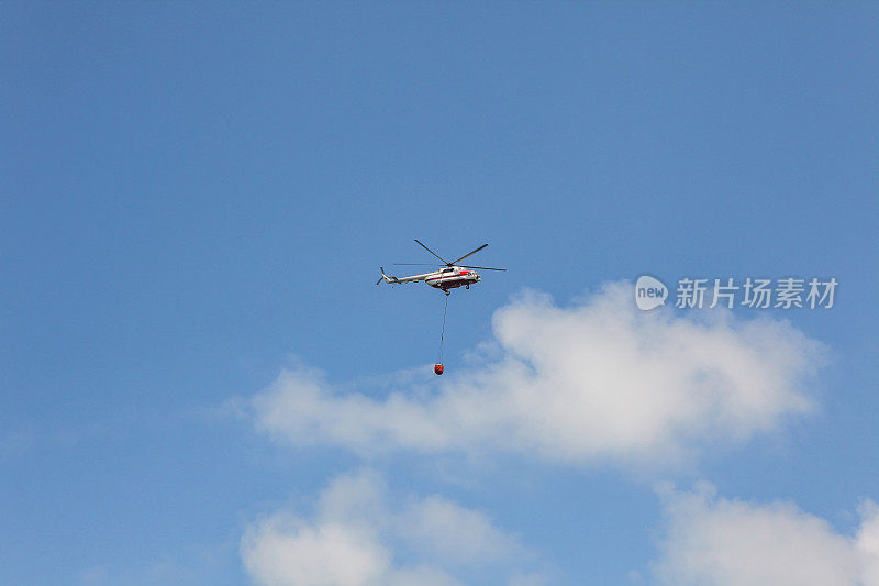 消防直升机在空中