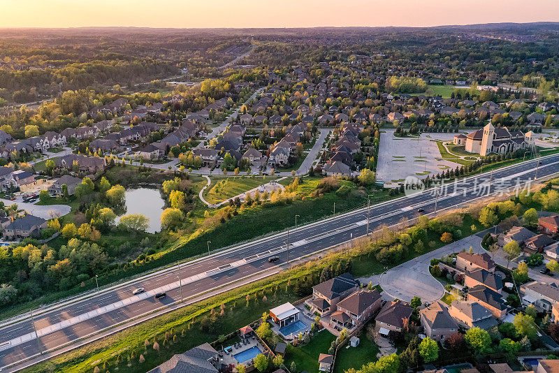 加拿大沃恩，Woodbridge和Kleinburg的独立复式住宅，在麦肯齐博士和Islinton大街的住宅区的鸟瞰图