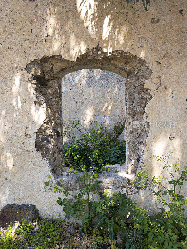 在一个废弃的石头房子里，一个孤独的被拆除的窗户，有空间添加文字