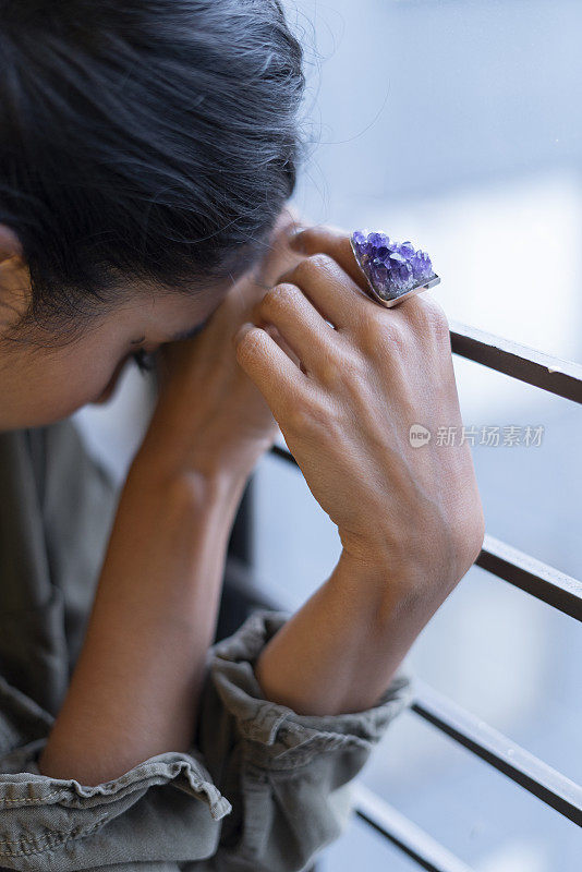 贝拉企业家完成她的珠宝项目，她在家里做出售