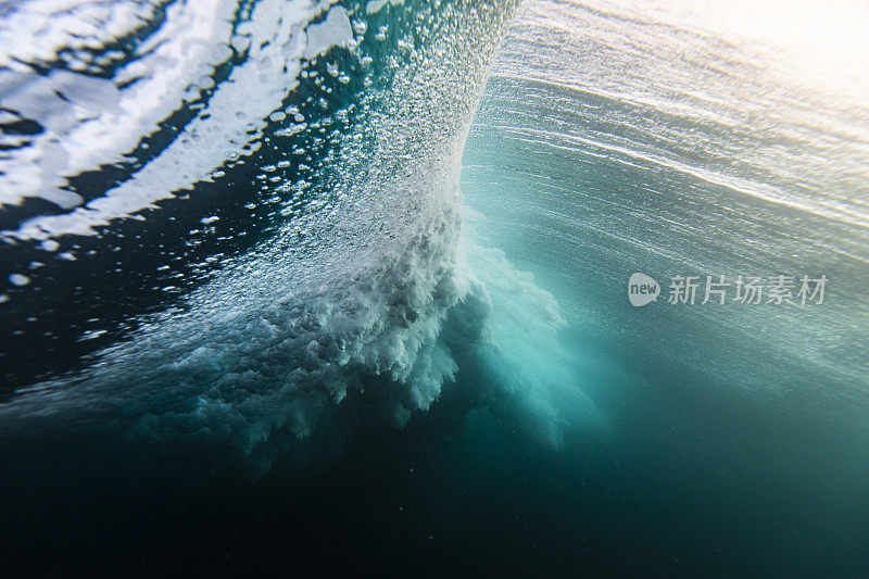 水下扭曲的海浪视图