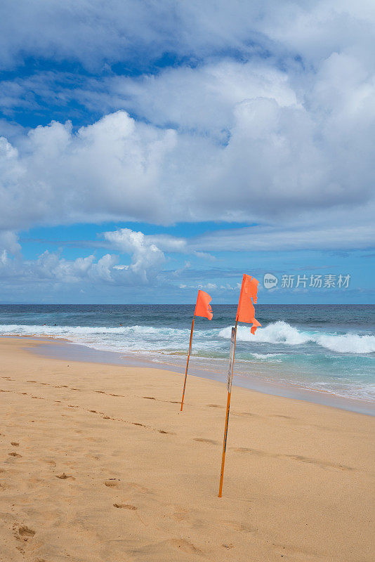 夏威夷瓦胡岛沙滩上的橙色旗帜