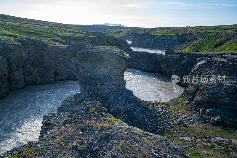 峡谷后Gýgjarfoss瀑布附近的路，到冰岛的Kerlingarfjöll营地