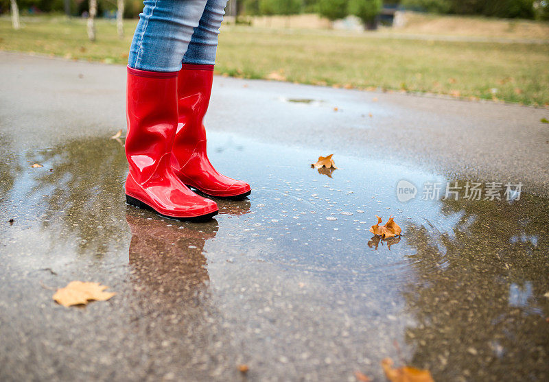 穿雨靴的女人